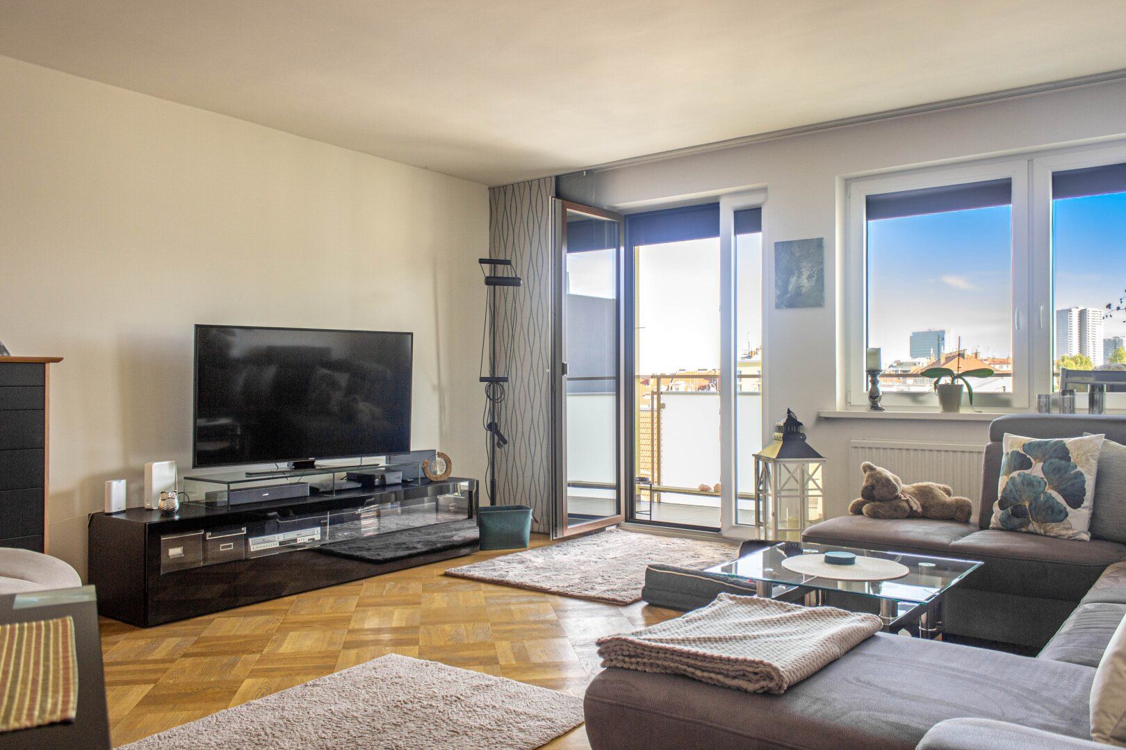 Sonnige und großzügige Wohnung mit Freifläche!