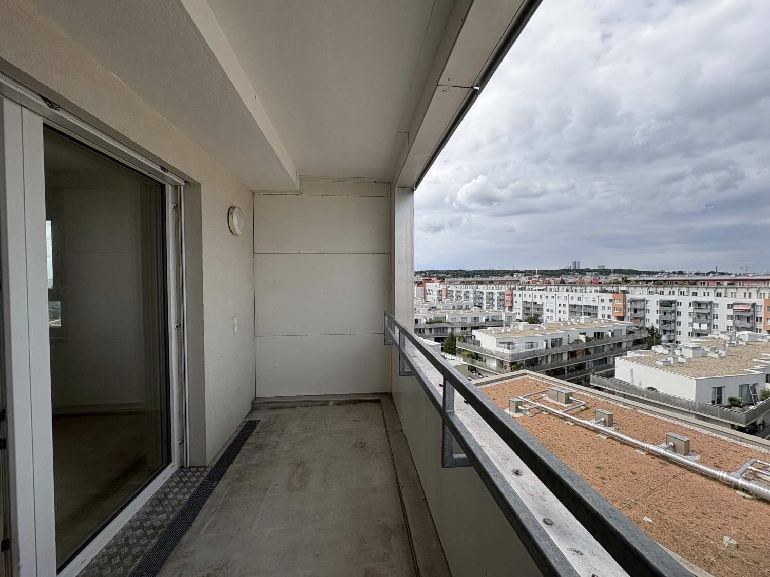 Q11 Leben in Simmering -  3-Zimmer-Loggiawohnung mit Deckenkühlung - genießen Sie DIESEN Ausblick!