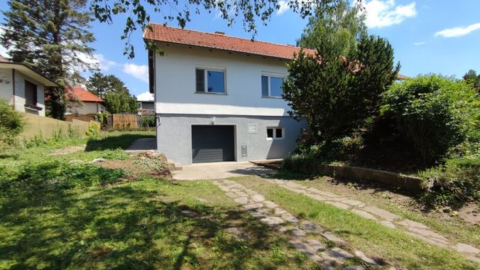 Einfahrt Blick zur Garage