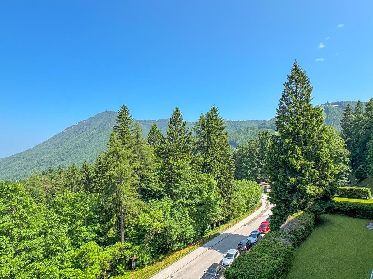 Ostseitige Balkonwohnung mit grandiosem Fernblick im berühmten Hotel-Panhans-Gebäude