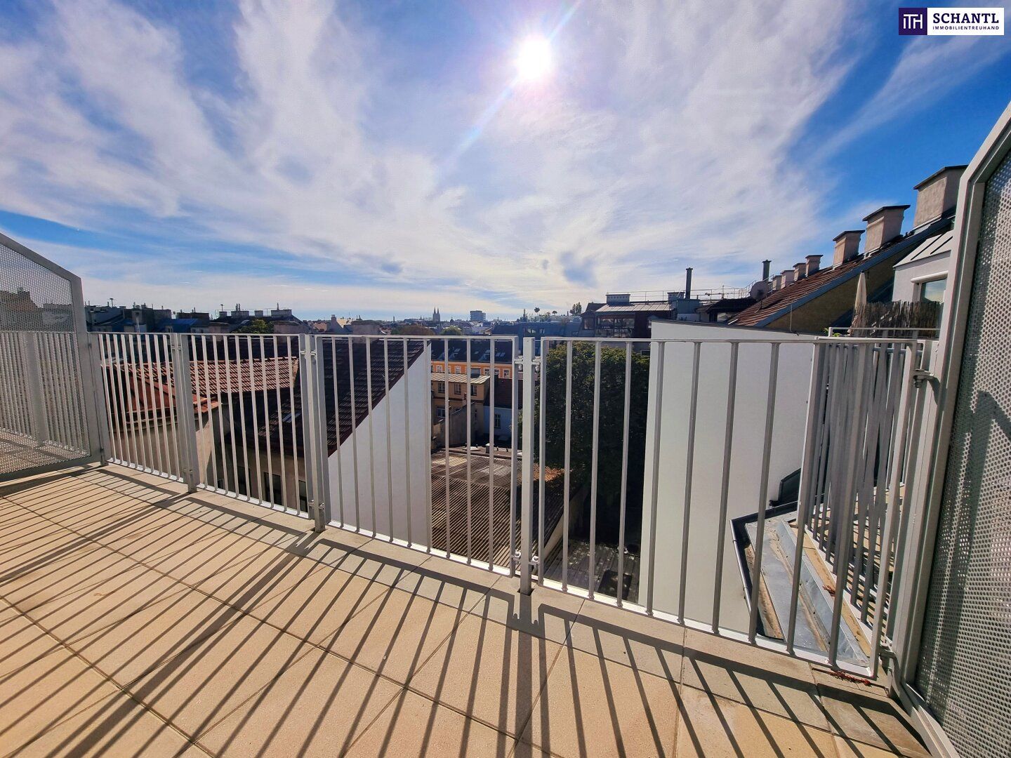Frühlingsaktion - WOW! Wohnen im Dachgeschoss mit Fernblick! Traumhaft saniertes Altbauhaus + Hofseitige Terrasse + Tolle Infrastruktur und Anbindung + Lebensqualität pur! Auch für Anleger interessant!