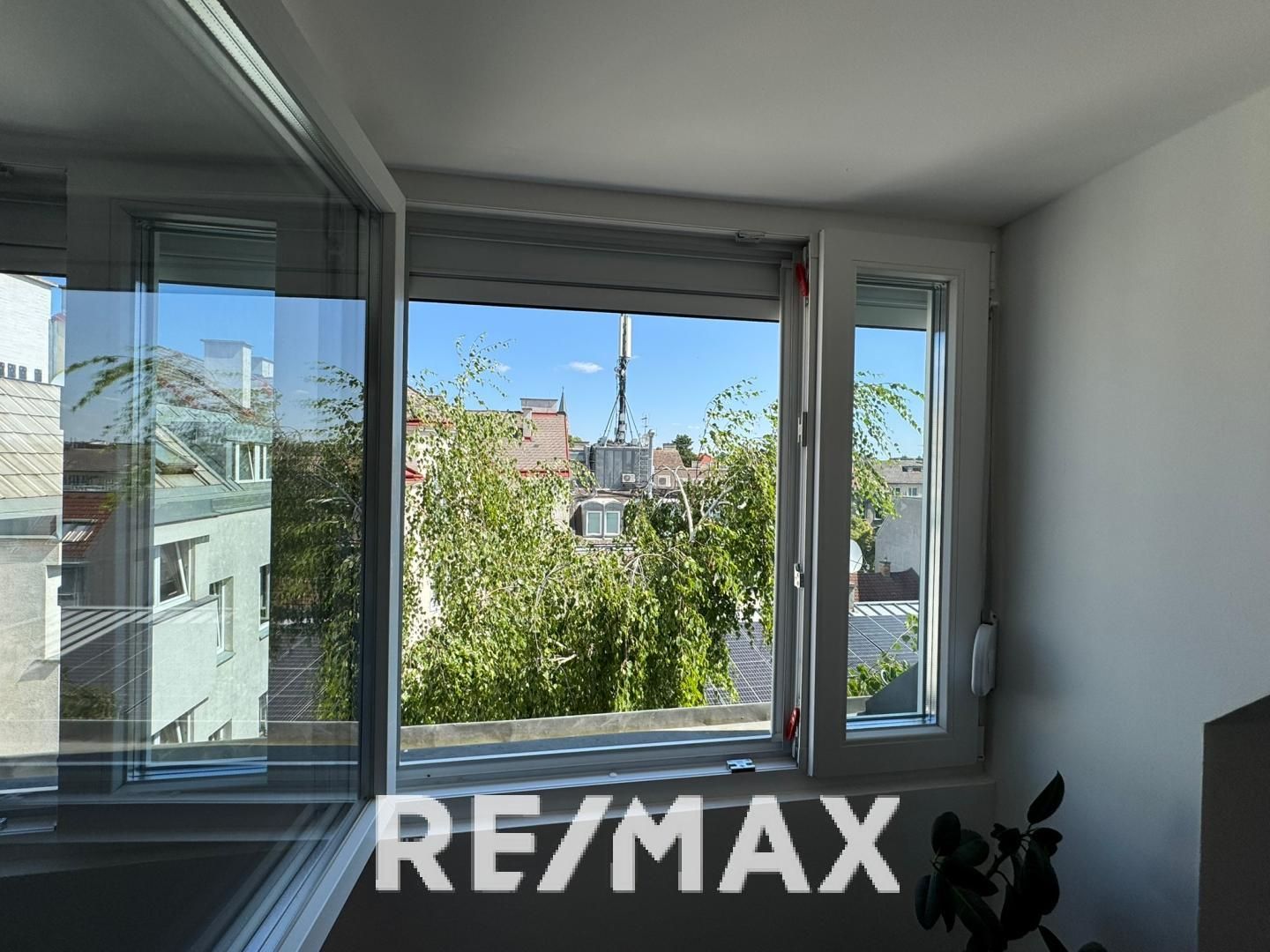 Top sanierte Dachgeschosswohnung in 1180 Wien - ideal für Singles & Paare
