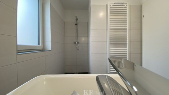 3 Tageslichtbadezimmer mit bodengleicher Dusche