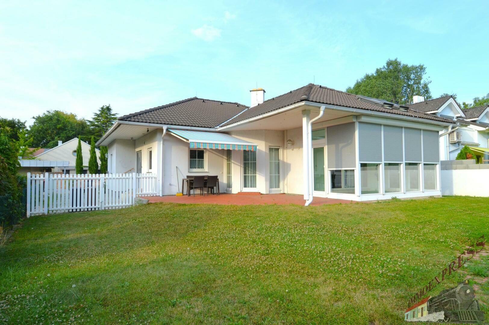 Bungalow mit Pool in den Seegärten von Neusiedl am See - komplett unterkellert - Kachelofen