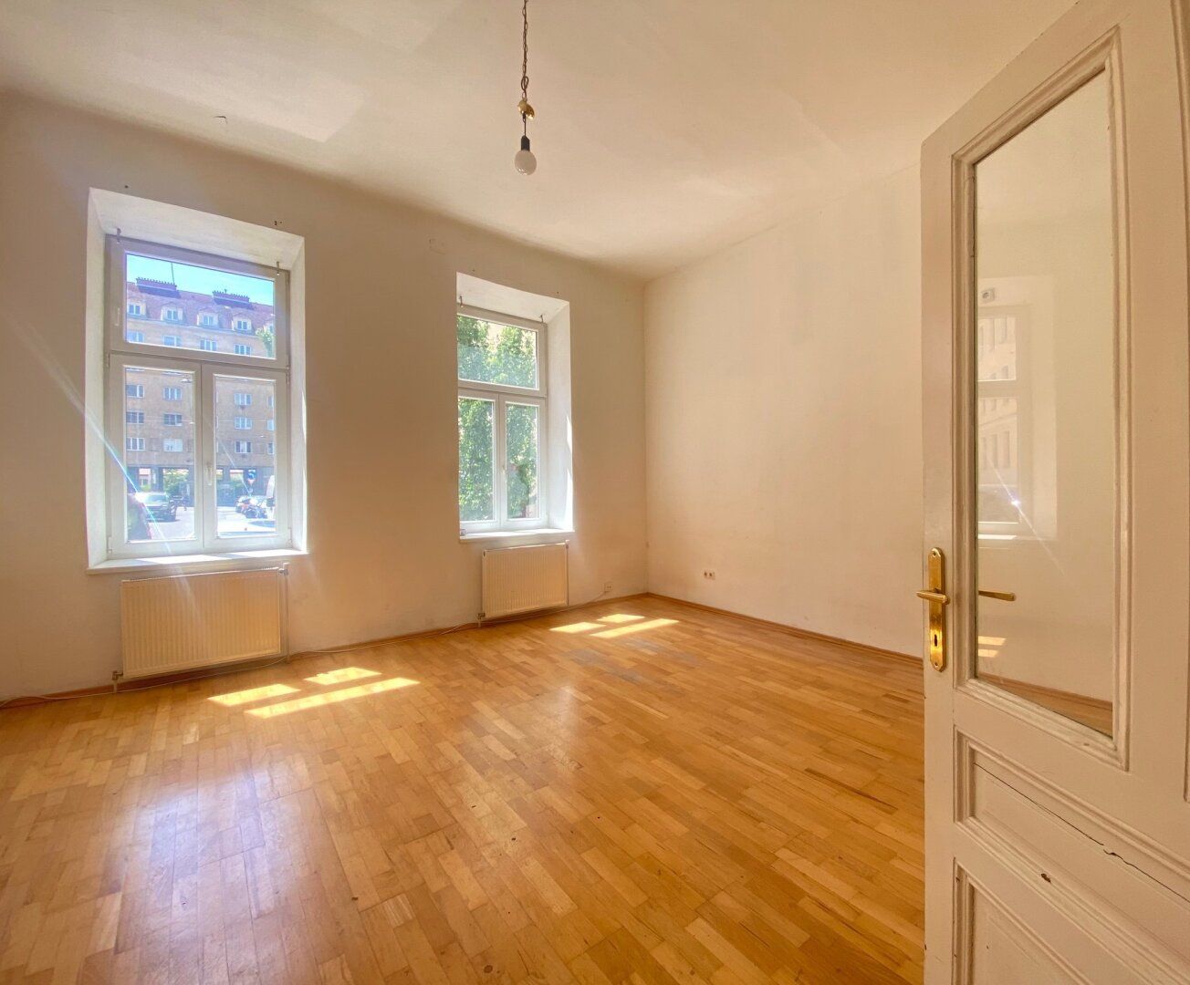 SANIERUNGSBEDÜRFTIGE HELLE WOHNUNG IM KLASSISCHEN ALTBAU