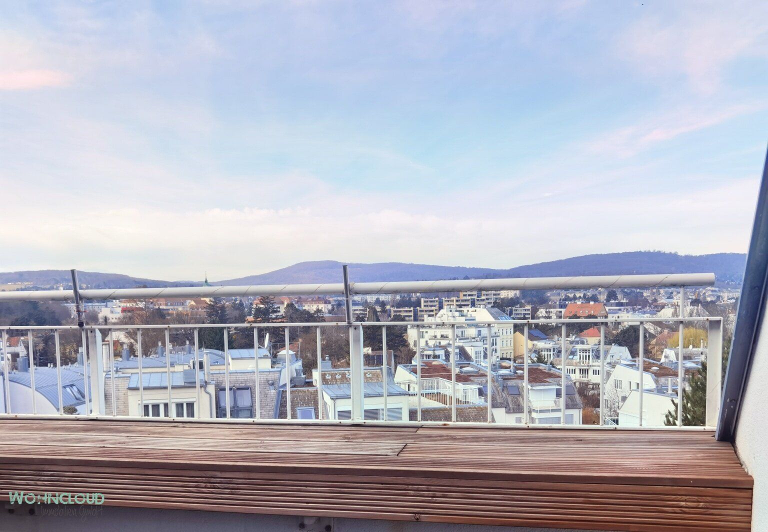 HOCH OBEN, WEIT BLICKEND - LOFTARTIGE DACHGESCHOSSWOHNUNG