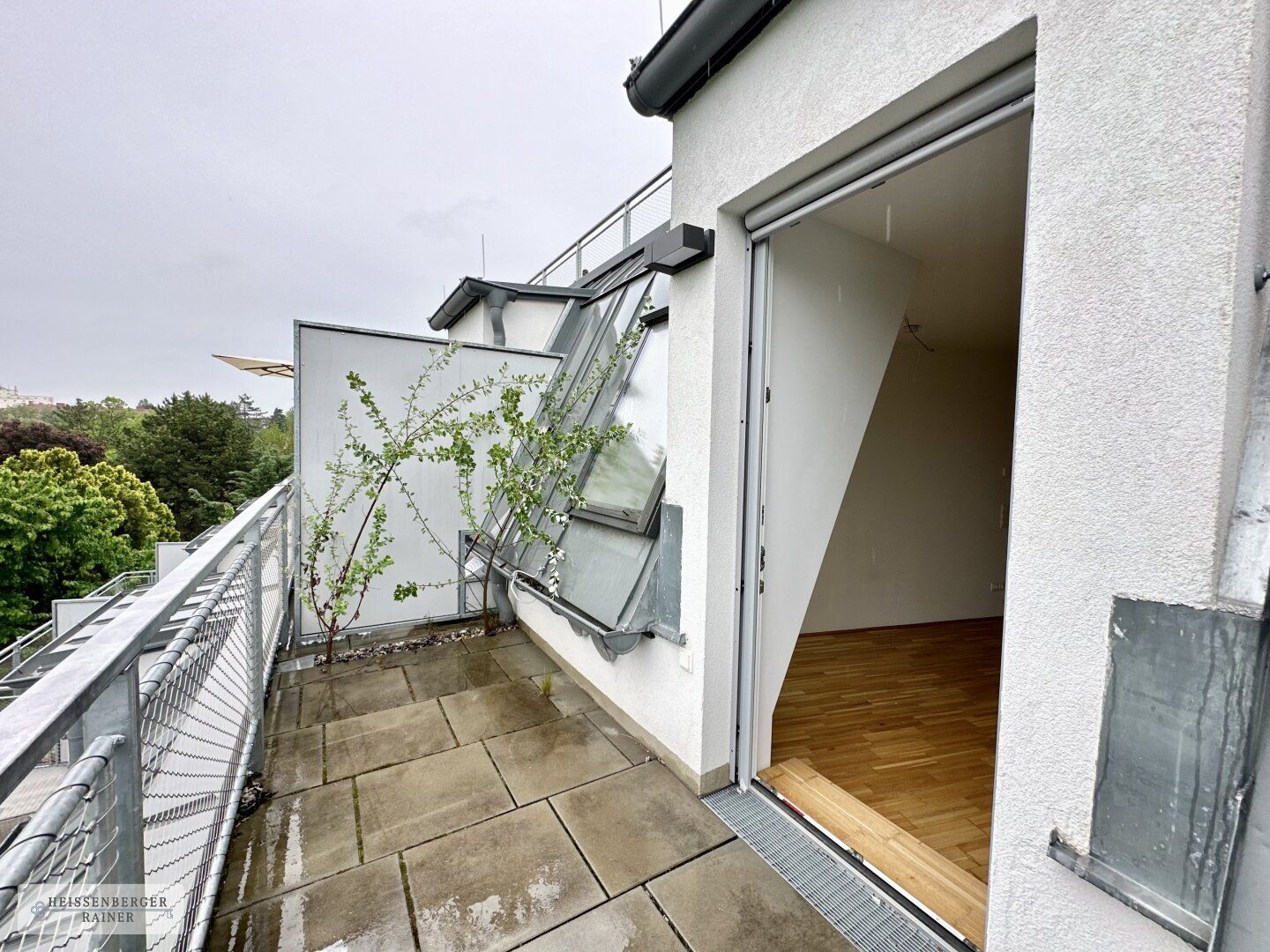 HOCHWERTIG, HELL UND TOLL AUFGETEILT /// Dachterrassenwohnung in schöner Lage nahe Flughafen Wien