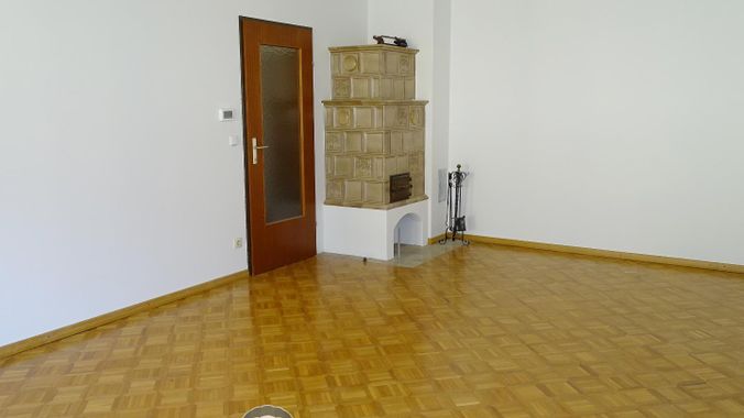06.Wohnzimmer_Kachelofen
