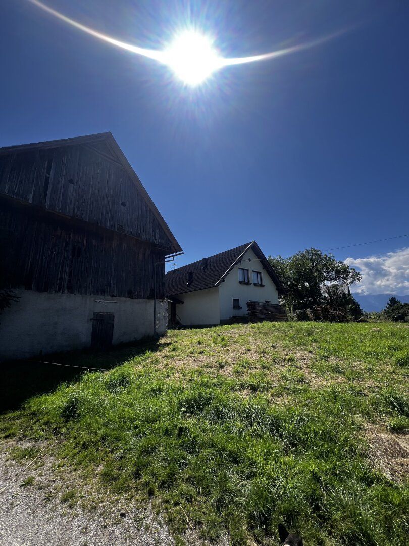Geräumiges Landhaus mit Renovierungsbedarf, Scheune und großzügigem Grundstück in idyllischer Lage