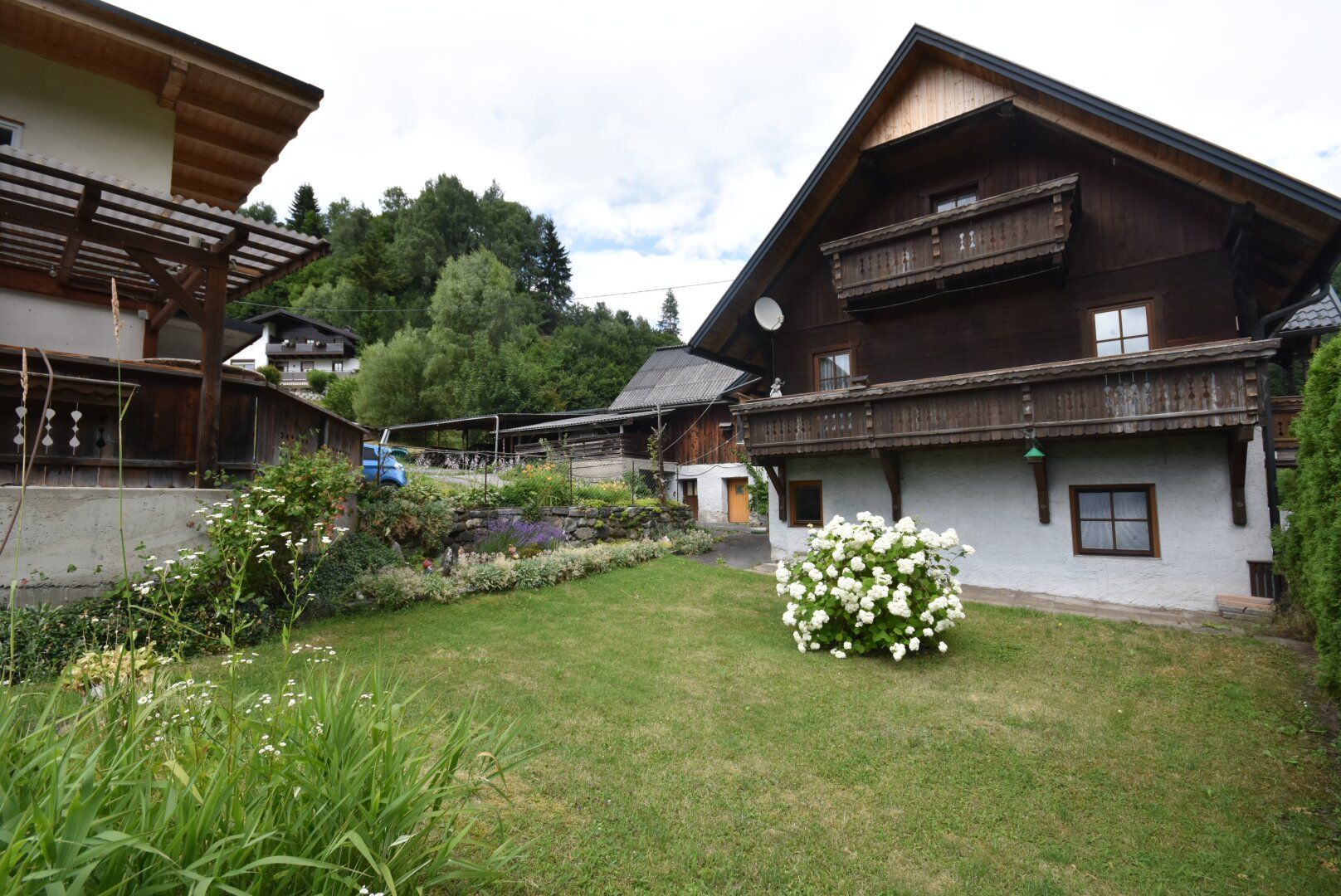 Wohnhaus mit Nebengebäuden, Grün- und Baufläche - 2 getrennte Wohneinheiten