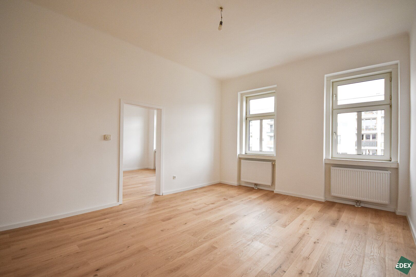 Erstbezug nach Sanierung: Helle 2,5-Zimmer-Altbau-Wohnung mit Balkonmöglichkeit