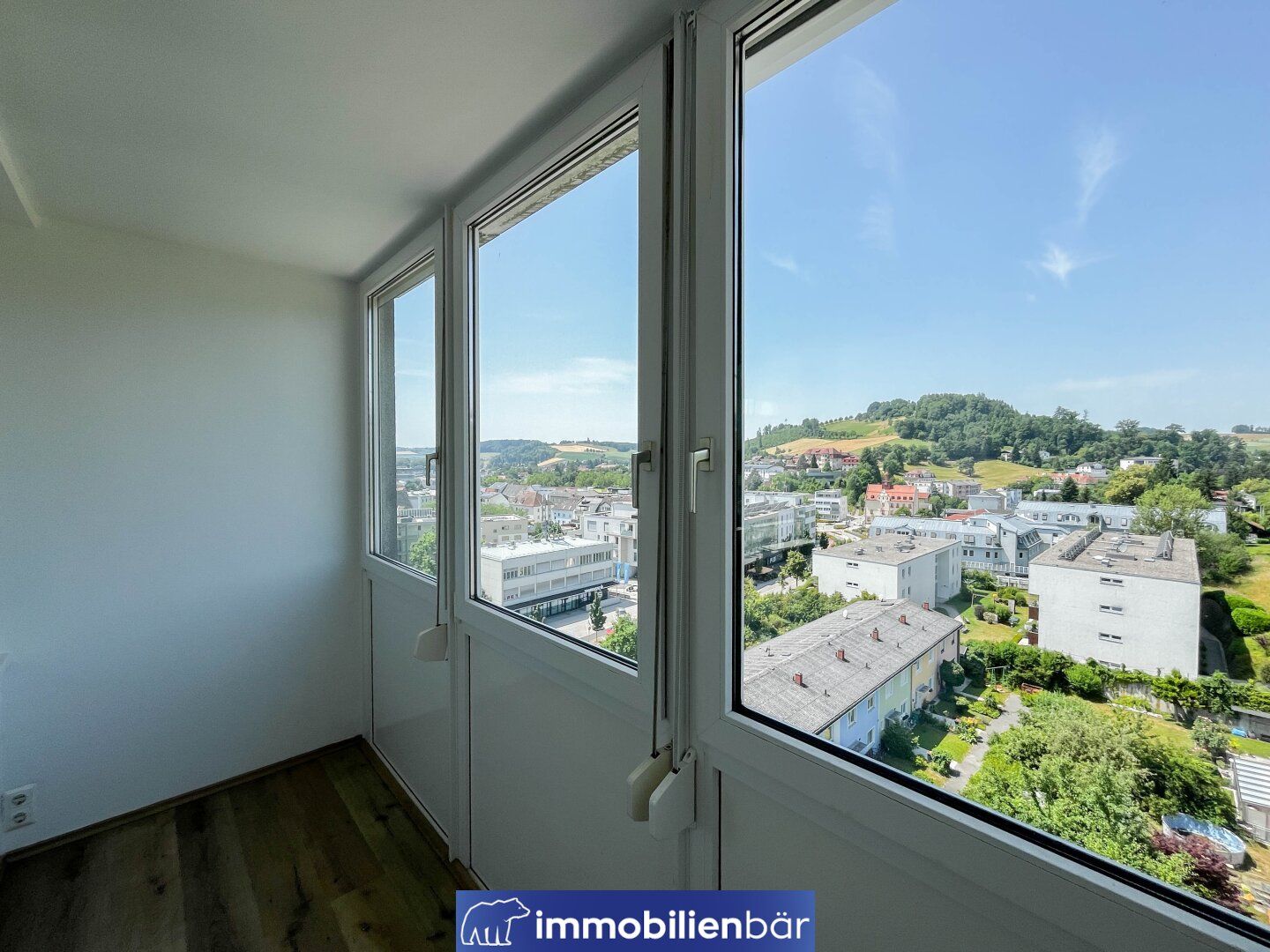 Wohnen mit Aussicht: Helle 2-Zimmer-Wohnung im 7. Stock mit Fernblick