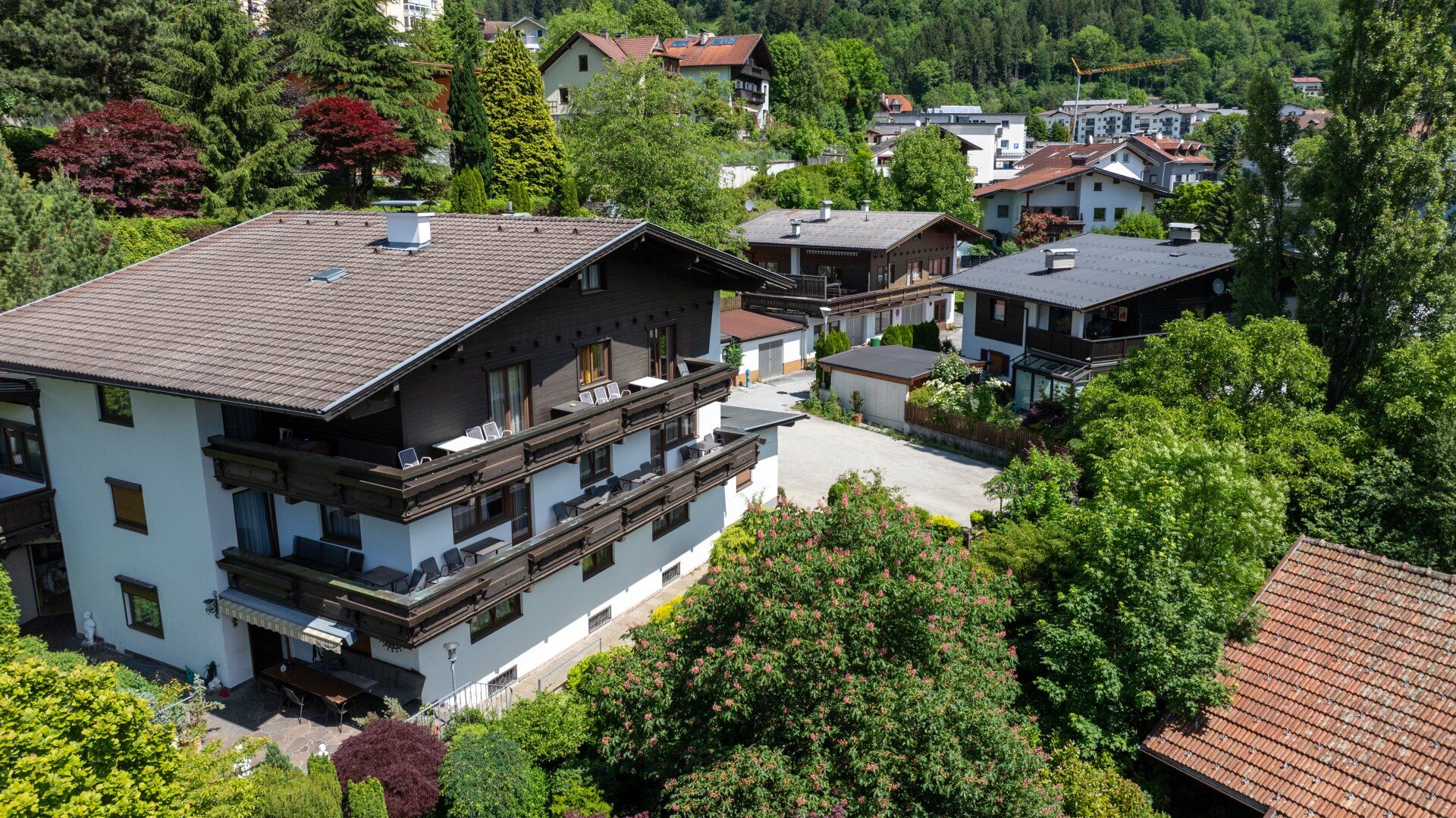 Top-Gelegenheit in Jenbach: Haus mit 20 Zimmer, 2 Wohnungen (Grundfläche ca. 1.300 m2)