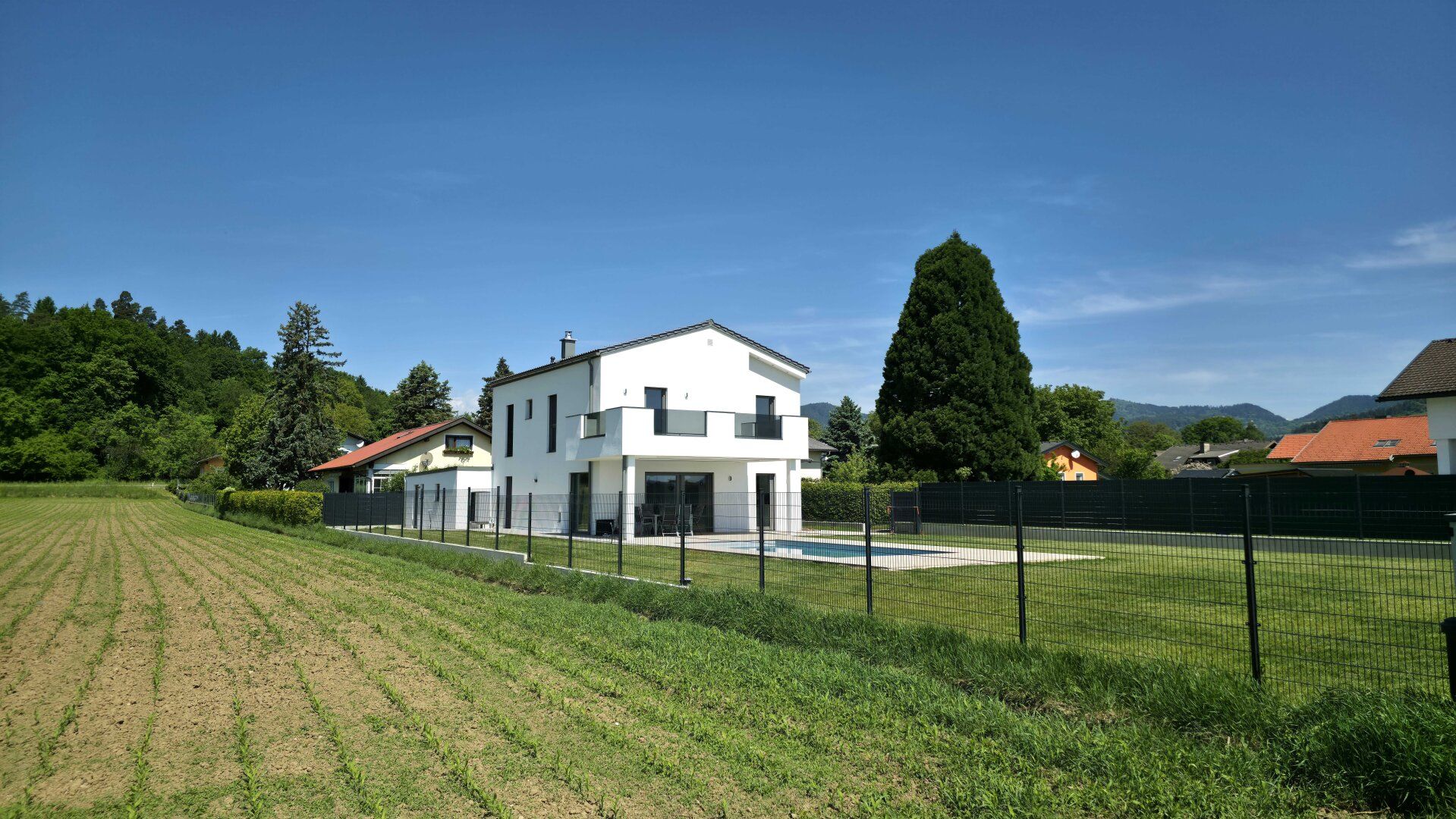 Qualitativ mit Pool & Weitblick für pure Lebensqualität