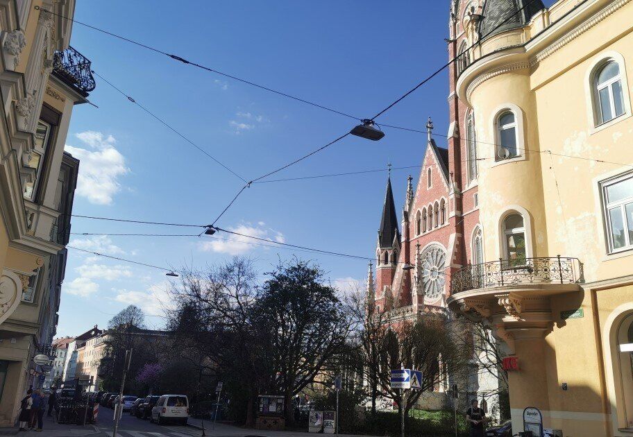 Erstbezug: Exklusive Galeriewohnung mit Loggia mitten im Herz-Jesu-Viertel!