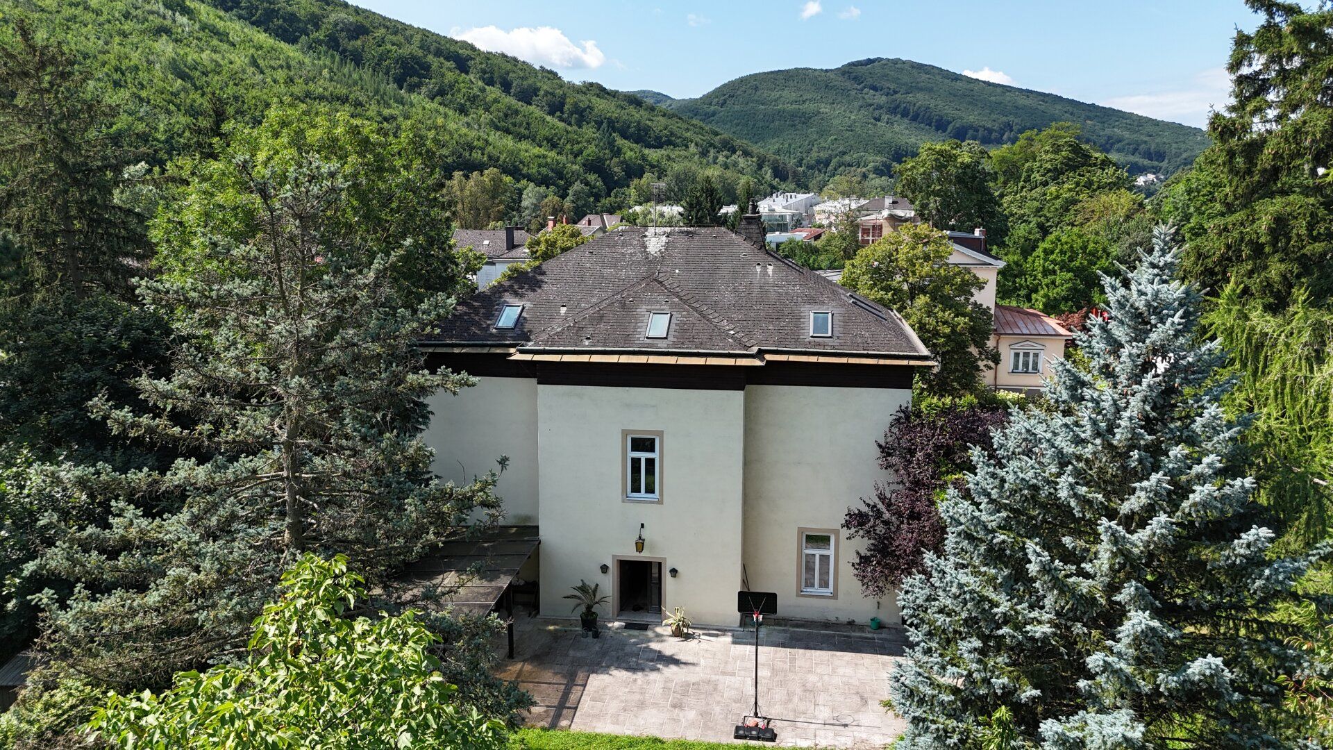 Mitten im Grünen & im Villenviertel: exklusive Gartenwohnung mit ca. 930 m² Außenfläche, beheiztem Wintergarten, Pool, Luftwärmepumpe u.v.m.!