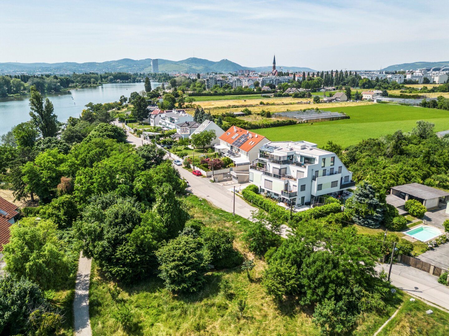 Rarität und Wohntraum! Dachgeschosswohnung mit südwestseitiger Terrasse an der oberen Alten Donau auf Eigengrund! Garagenplatz inkludiert