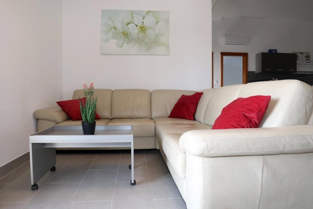 Traum-Apartmenthaus in Pula: 19 Zimmer, Pool, Garten & 8 Terrassen - Erstbezug! - Mehr