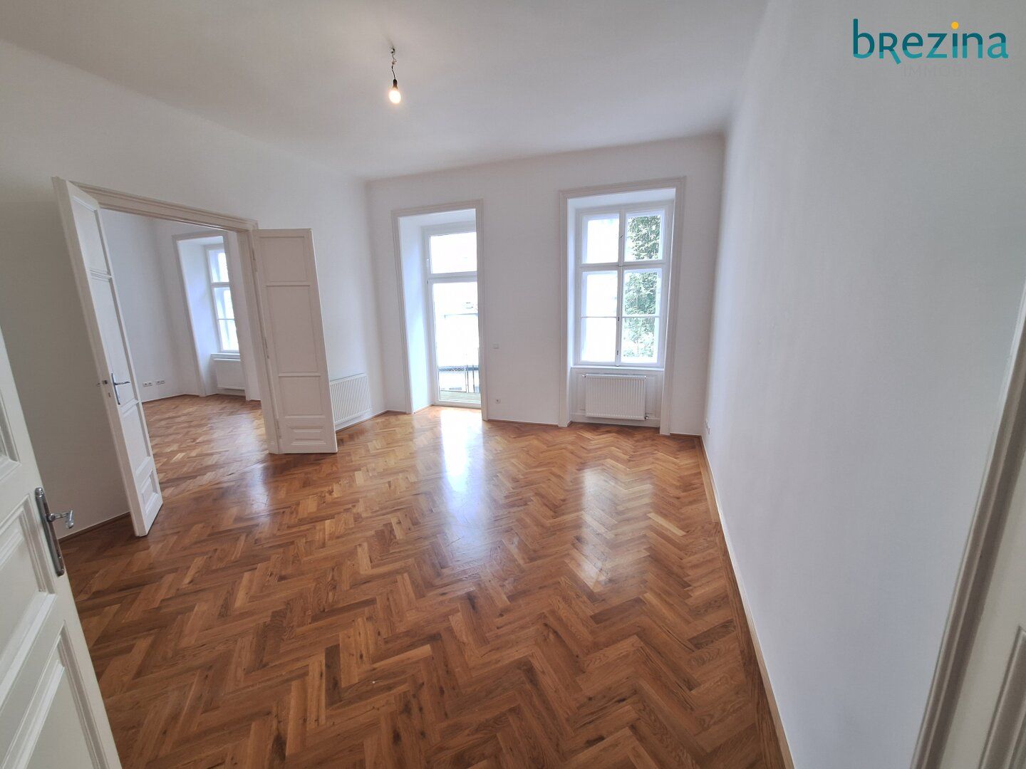 Tolle Familien- oder Paar/WG-Wohnung unbefristet in Altbau an der Nußdorferstrasse/Spitalgasse und in Ruhelage - und mit Balkon