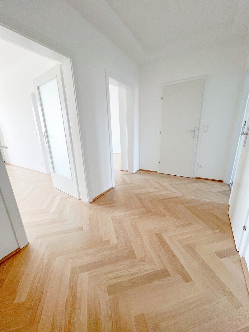 Helle Dachgeschosswohnung mit ruhiger Loggia und separater Terrasse in Oberdöbling