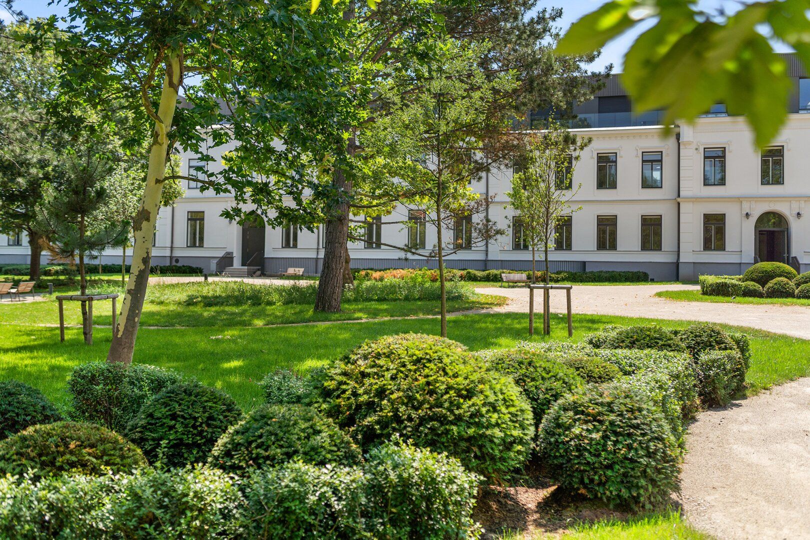 Oase mit Gartenterrasse in Privatpark