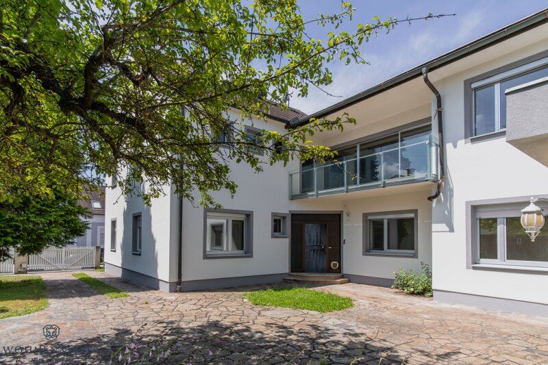 Teilsaniertes, großzügiges Haus in ruhiger Lage!