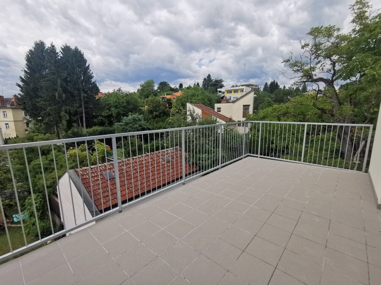 * * Penthouse mit 4 Zimmern, Terrasse und Balkonen in begehrter Lage. * *