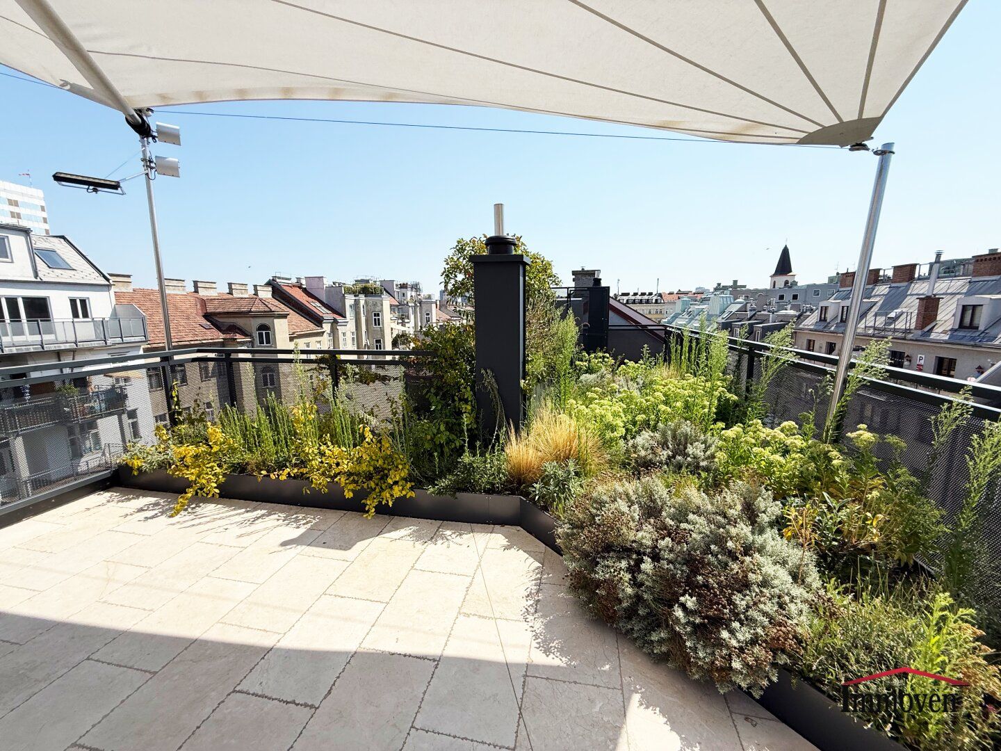 ERSTBEZUG - Exklusive Dachgeschossmaisonette mit Dachterrasse, Pool und Deckenkühlung in RUHELAGE!