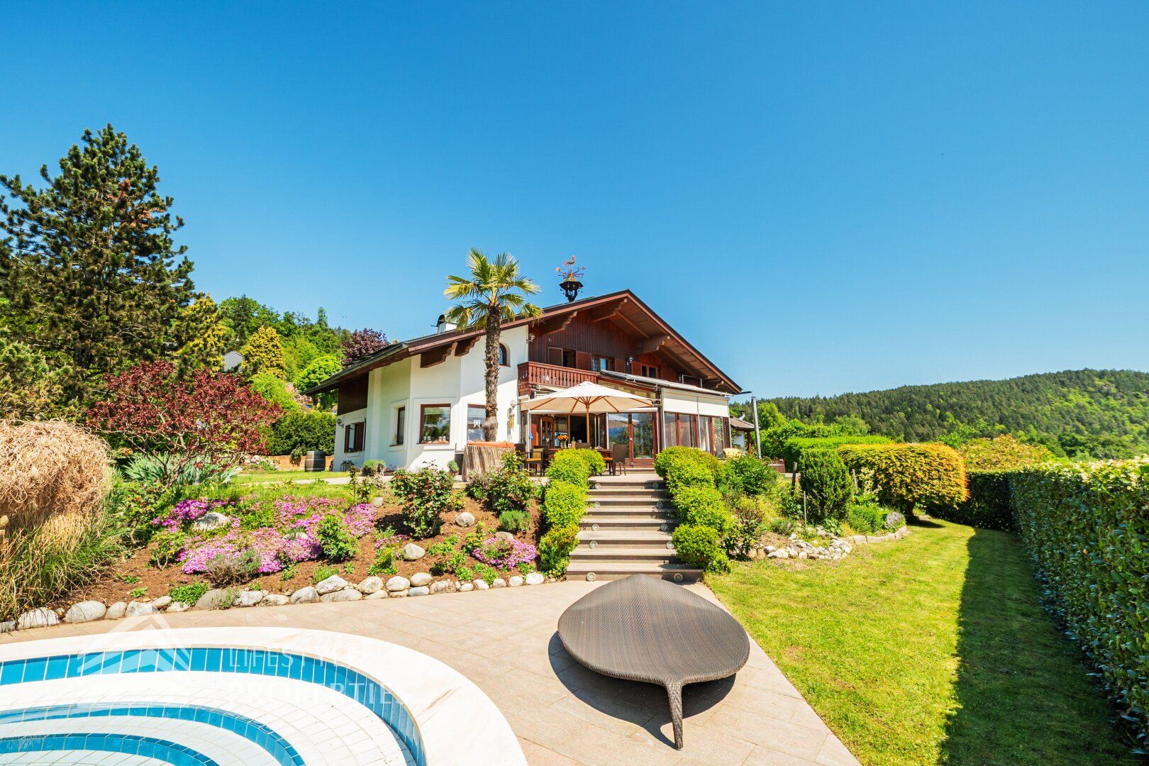 Prachtvolle Villa mit Pool und Garten mit Blick auf den Wörthersee und die mächtigen Karawanken
