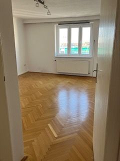 Ruhige, sonnige, zentrale 66m²-Wohnung: zwei Zimmer + separate Küche