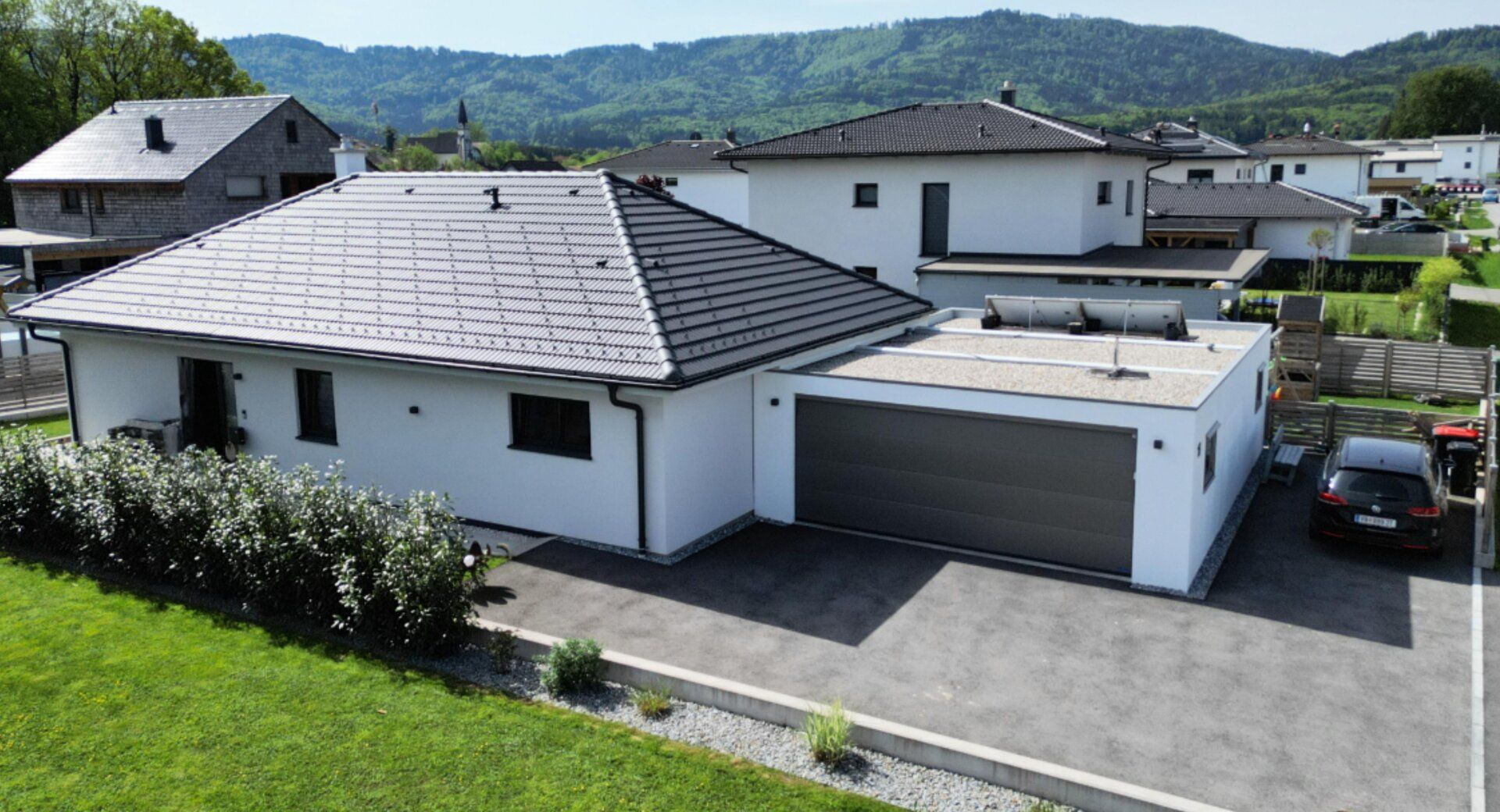 Neuwertiger Hartl Haus Bungalow in Aurach am Hongar: 4 Zimmer, Garage & viel Platz !