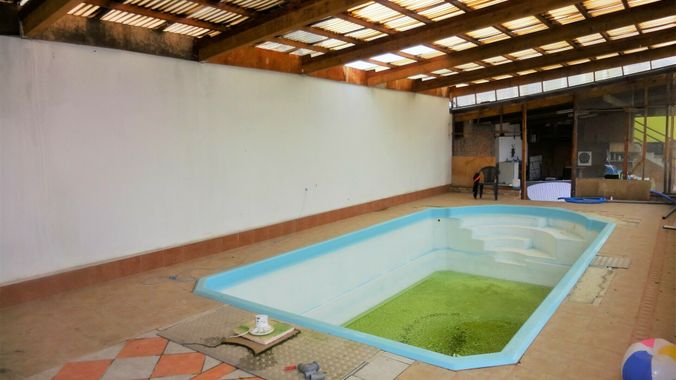 Überdachtes Schwimmbad