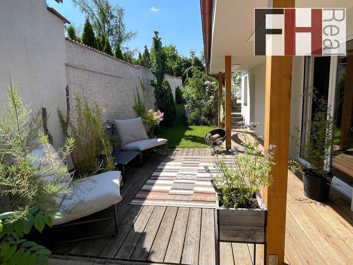 Modernes Wohnen auf einer Ebene mit 5 Zimmern und Garten