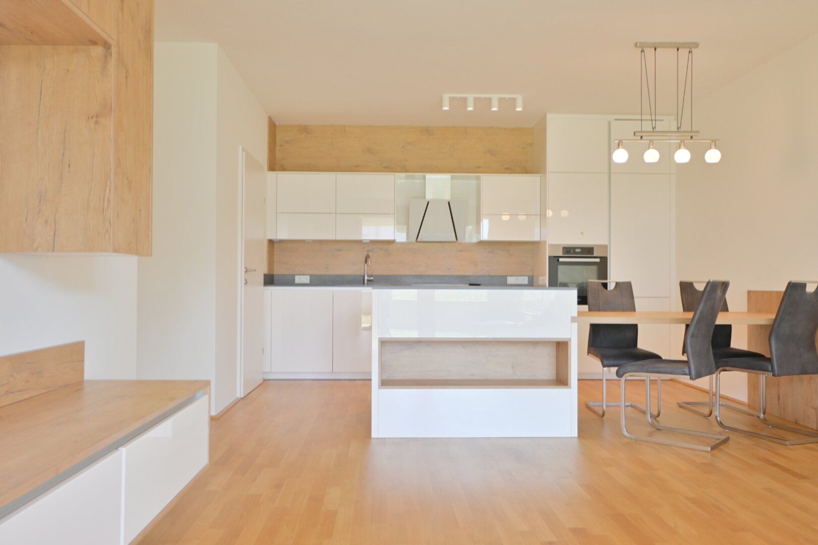 Moderne lichtdurchflutete 3 Zimmer-Gartenwohnung in Villach - St. Martin inkl. Tiefgaragenstellplatz!