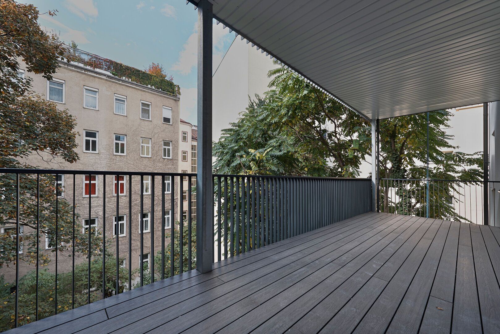 STIL-ALTBAU mit GROSSEM BALKON! Erstbezug in generalsaniertem Wohnprojekt in zentraler Lage