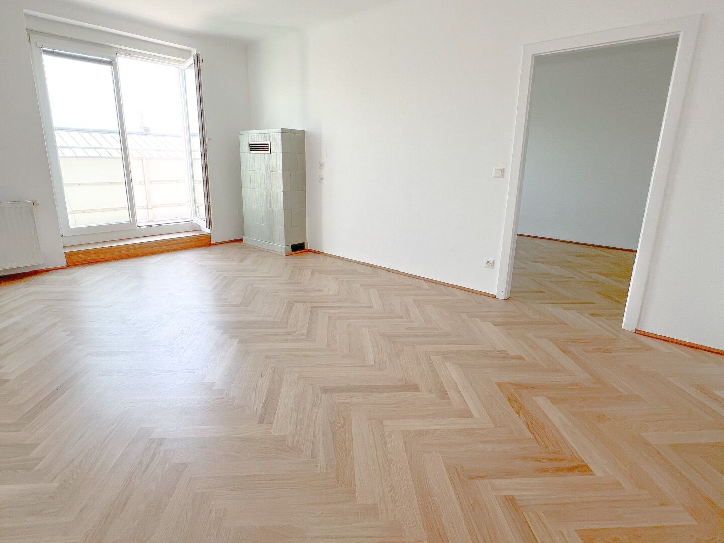 Sehr helle Dachgeschoßwohnung mit ruhiger Loggia und Terrasse - ERSTBEZUG nach Sanierung - PROVISIONSFREI