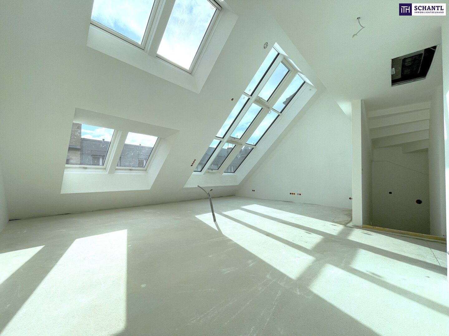 Wohntraum im Dach I perfekt aufgeteilte 3-4 Zimmer I atemberaubendes Wohnzimmer mit Glas-Himmel revitalisierter Stilaltbau I urbane Lage mit bester Infrastruktur!