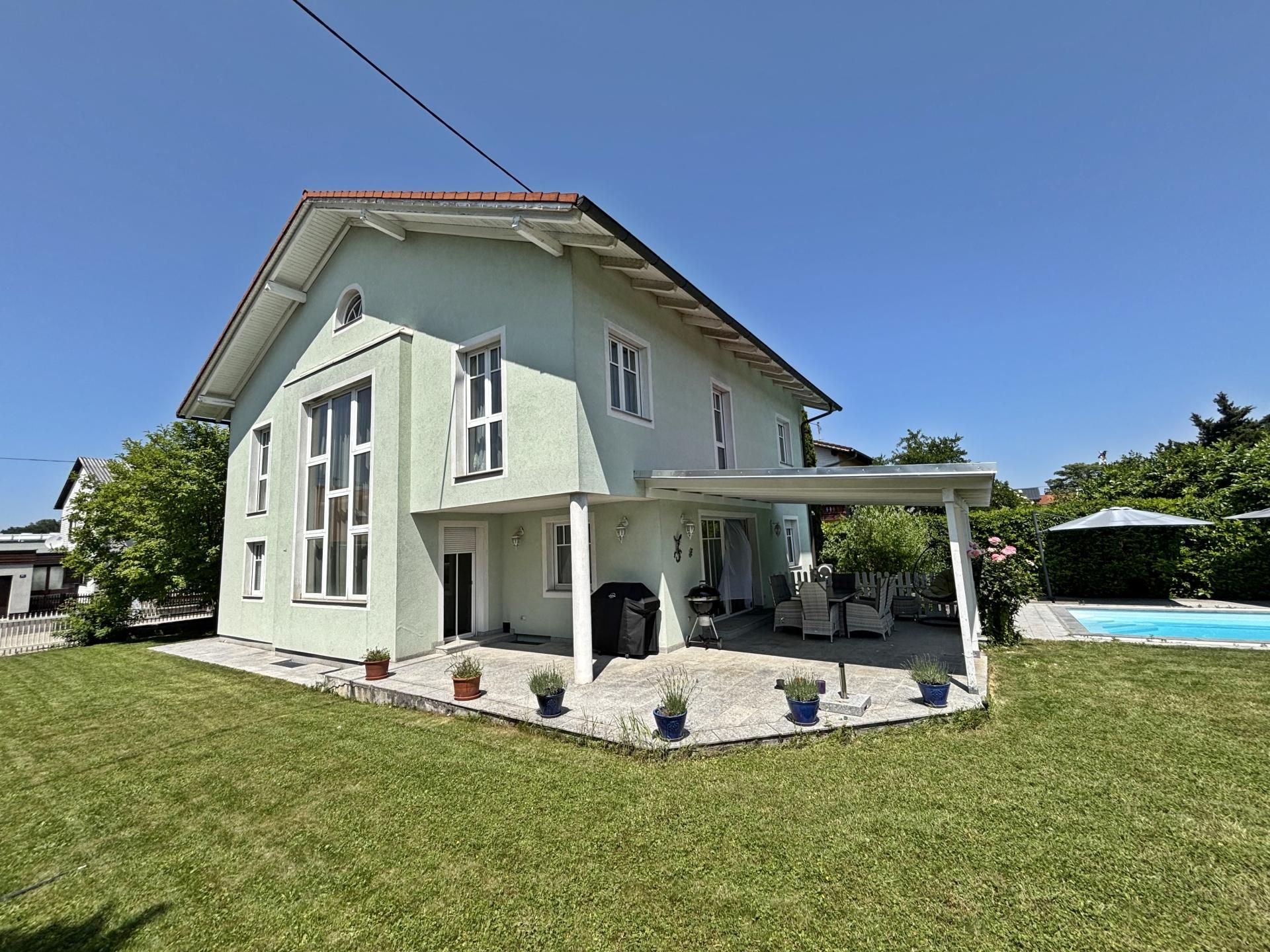 Stilvoll in Bestlage! Großzügiges Wohnhaus mit schönem Garten