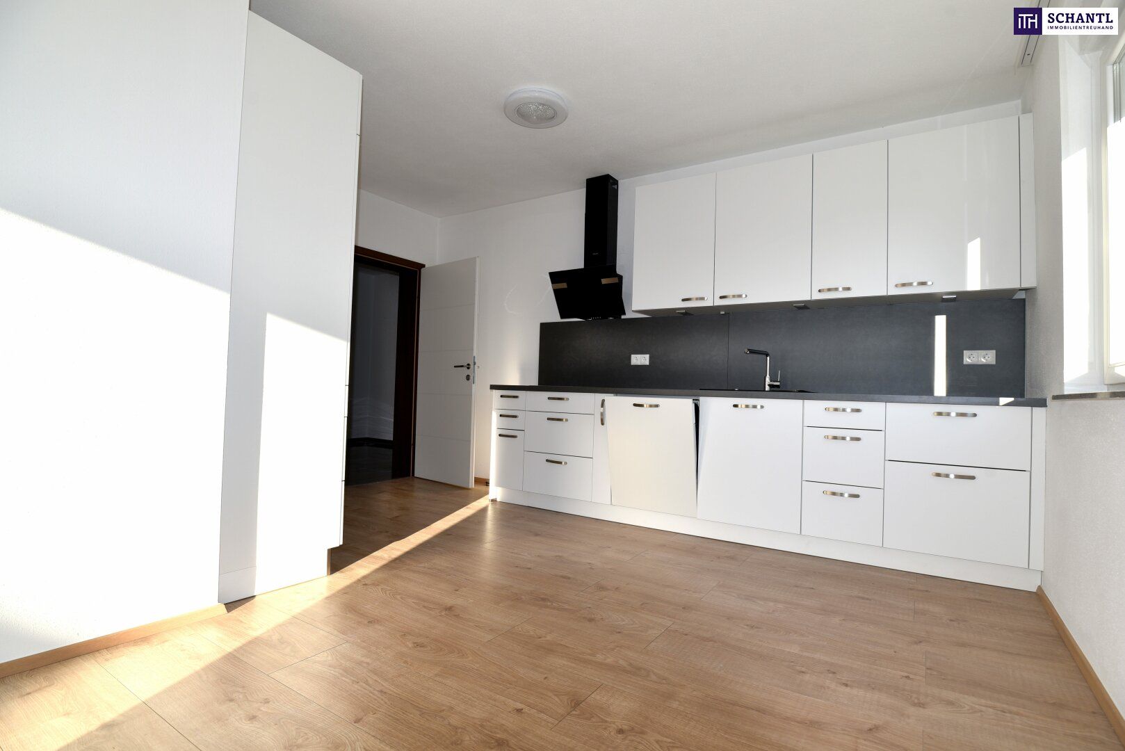 FAMILIENFREUNDLICHE WOHNUNG IN RUHIGER SIEDLUNG - 4 HELLE ZIMMER, MODERNE KÜCHE, ECKBADEWANNE & 2 CARPORTS!