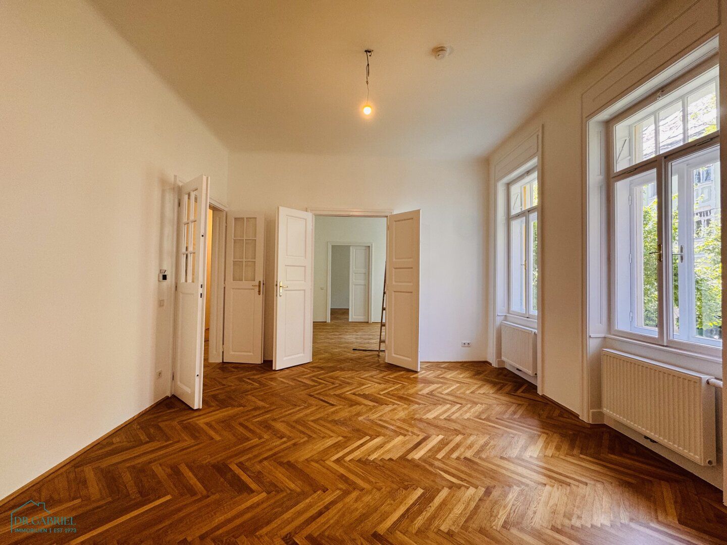 TOPSANIERTE ALTBAUWOHNUNG MIT GARTENBENÜTZUNG IN ZENTRALER LAGE VON HIETZING