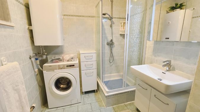 Badezimmer mit Dusche