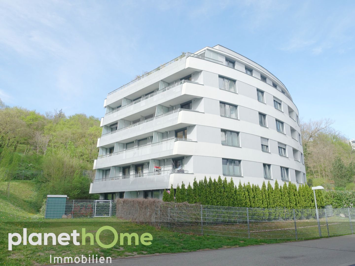 Herrliche Dachgeschoßwohnung in einer Stadtvilla am Wald