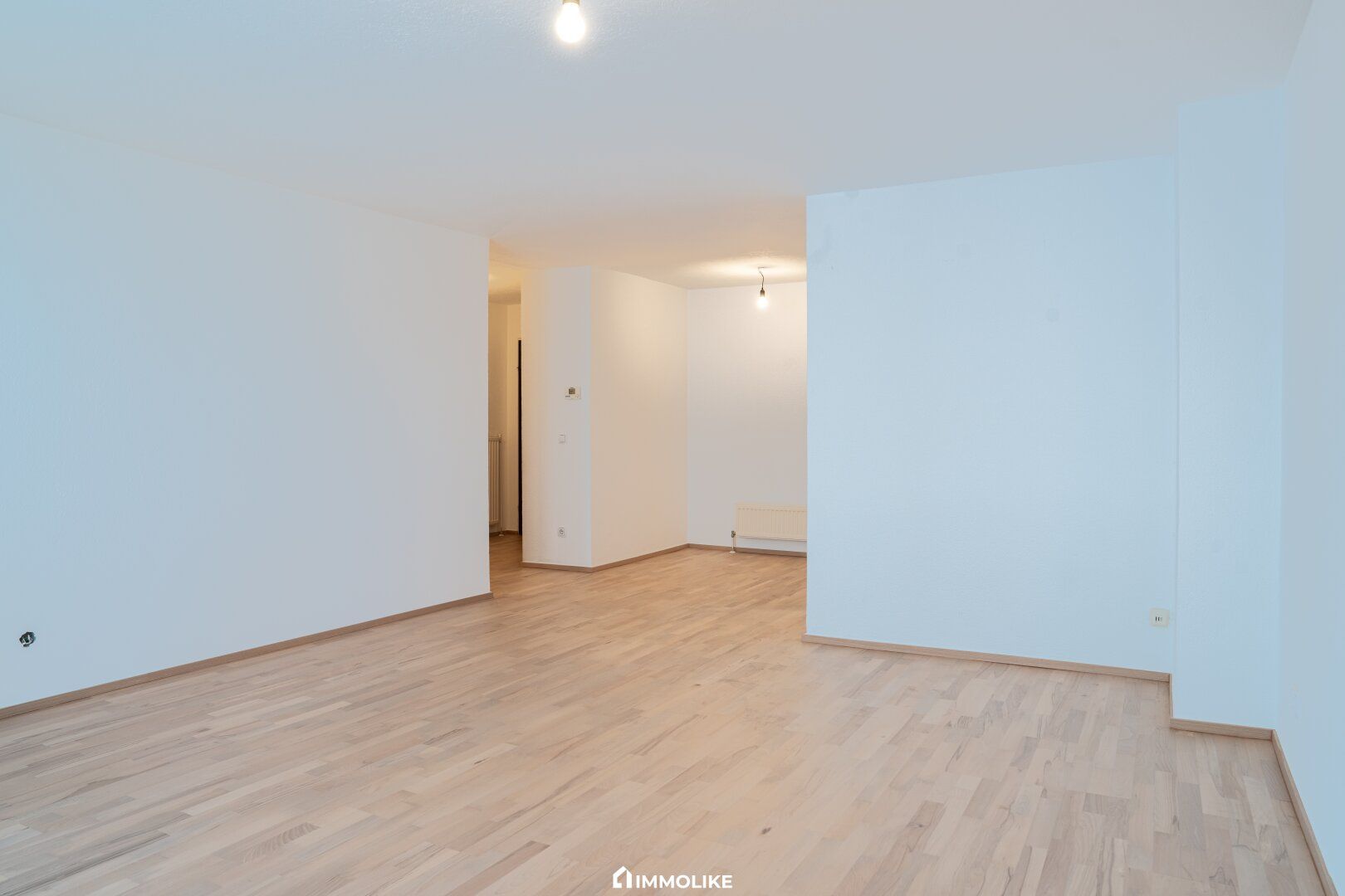 Großzügige 2-Zimmer-Wohnung in zentraler Lage - mit großer Loggia & Parkplatz
