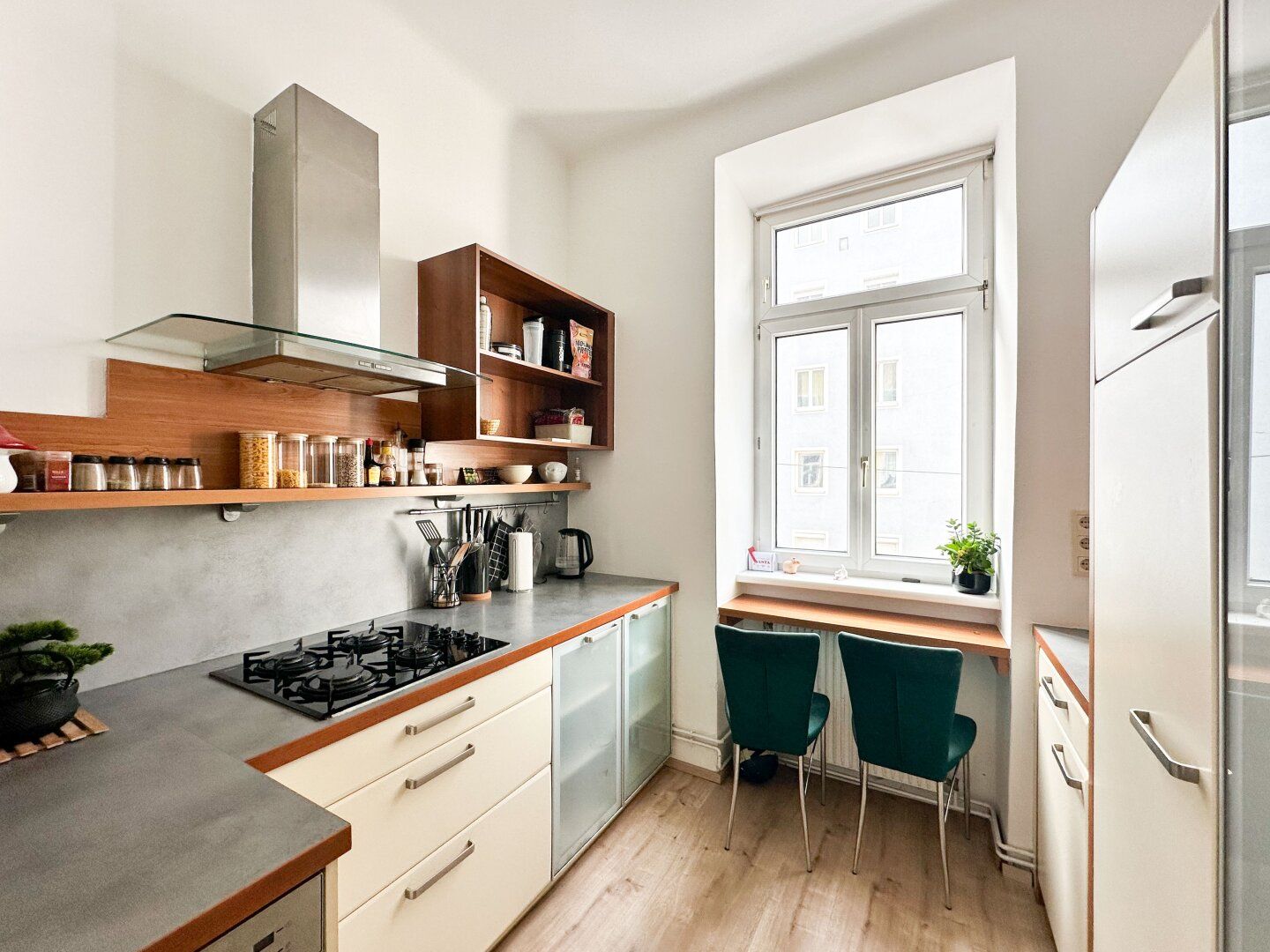Großzügige 2 Zimmer Altbau Wohnung, ideal für WGs oder Paare