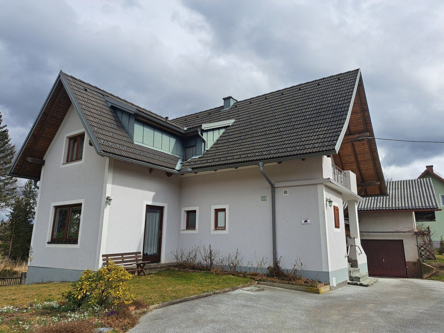 Solides Wohnhaus mit Nebengebäude und zusätzlichem Baugrund