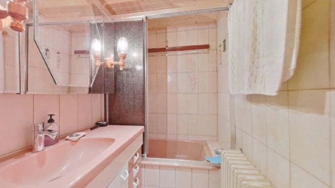 Guest Bathroom 01