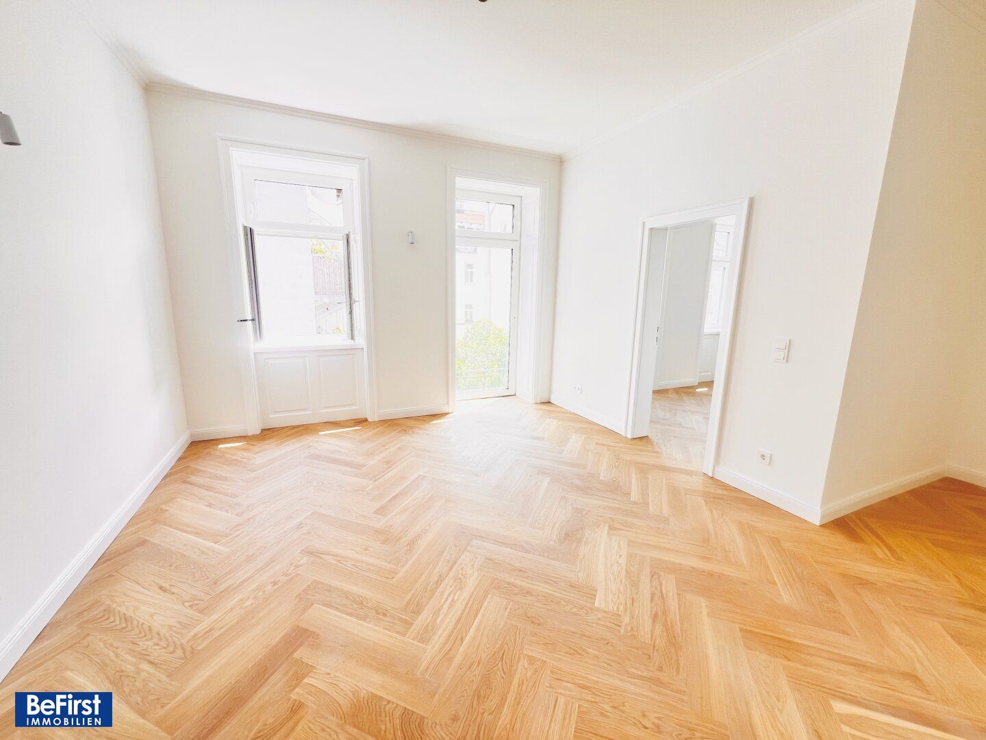 Prachtvoll sanierte Balkonwohnung - ruhige Hofgartenlage