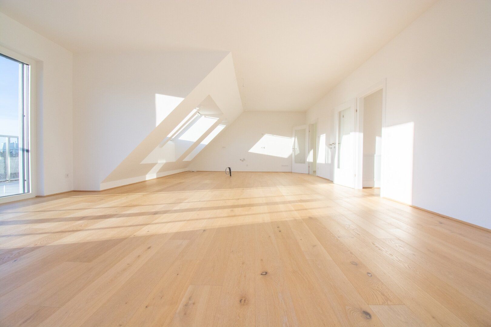 ERSTBEZUG: PENTHOUSE MIT 85 m² TERRASSE UND TRAUMHAFTEN WEITBLICK!