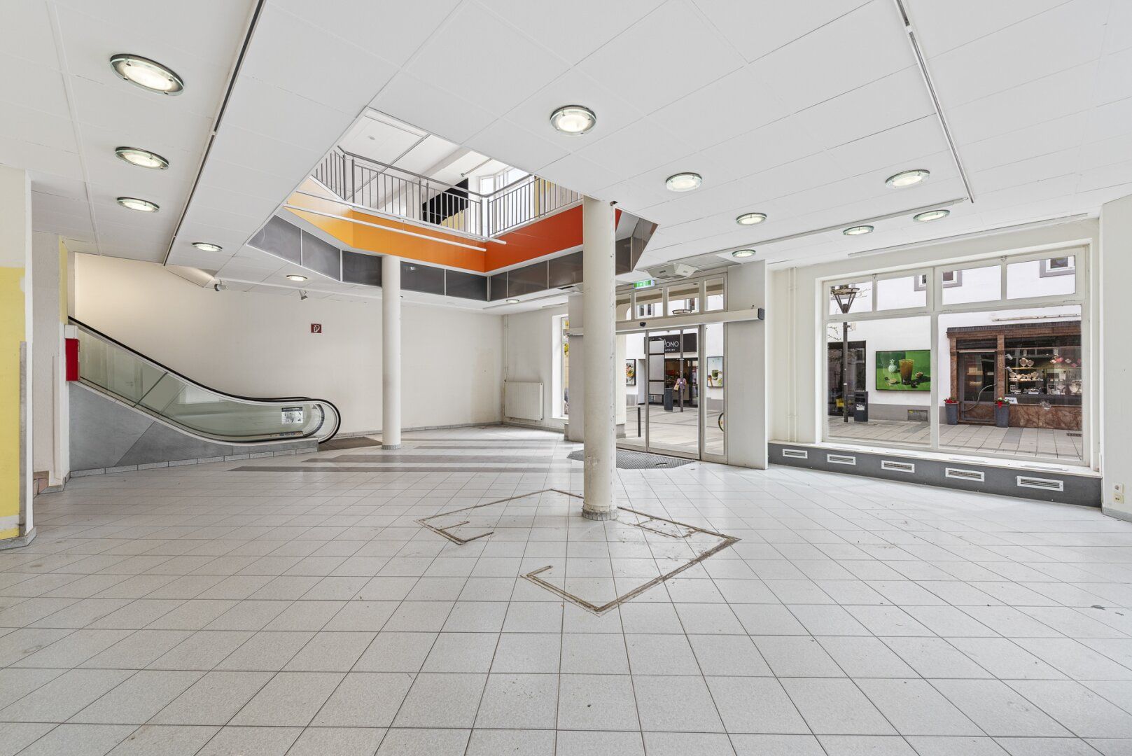 Mach diesen außergewöhnlichen Ort zu deinem! Großzügige Fläche in Bestlage von Wiener Neustadt | Zwei Etagen | Rolltreppe und Lift - Ansicht 2