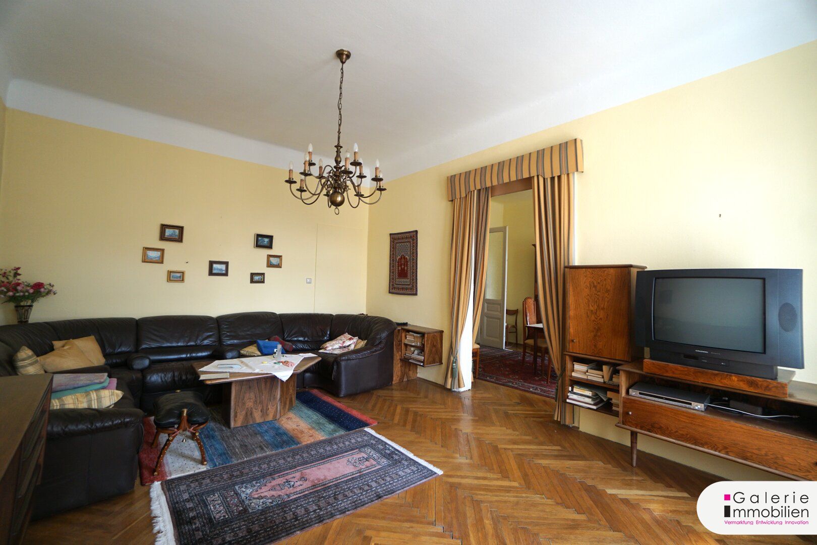 Beim Karmelitermarkt - sanierungsbedürftige Wohnung im Stilaltbau